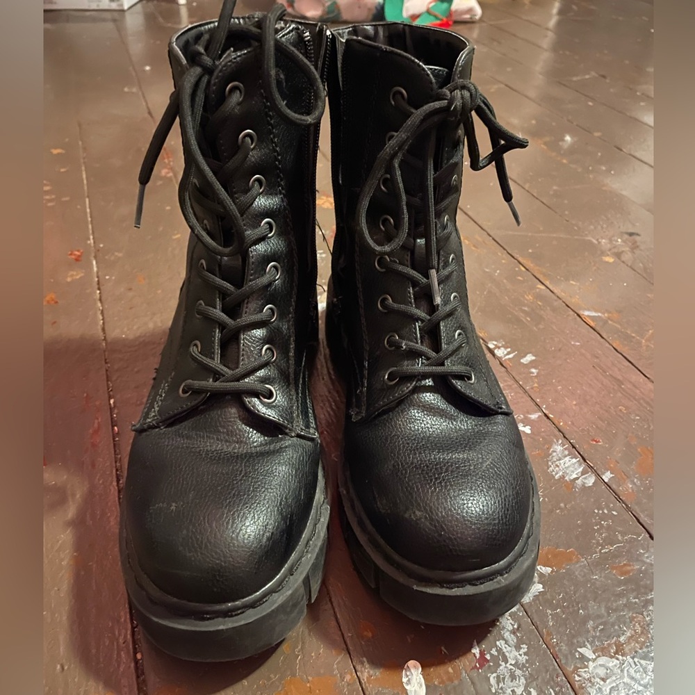 women’s black combat boots
